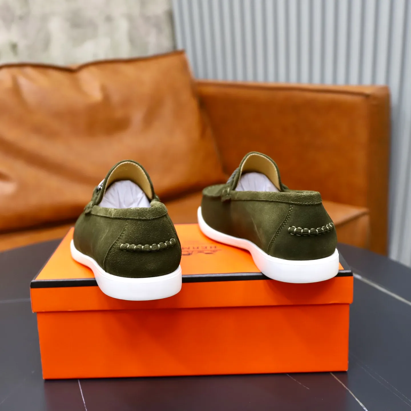 Ex-factory price: 540💰Hermès/Hermès slip-on men's shoes. This shoe is made of imported cow suede leather, with simple and smooth lines, and a 3CM rubber foam ultra-light sole combined with aerodynamic design! Youthful and fashionable, H button decoration, contrasting leather embellishment on the heel, calf lining to gently wrap your feet, with embossed logo cowhide feet, leather rock strips, casual and urban style, highlighting youthful vitality, sports and leisure version, super versatile Size number: 38-39-40-41-42-43-44 Standard leather shoe size (45 can be customized but does not support returns)
